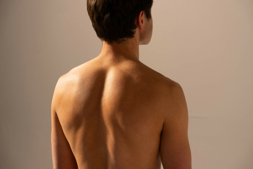 Quel symptôme traduit une douleur au grand dorsal ?